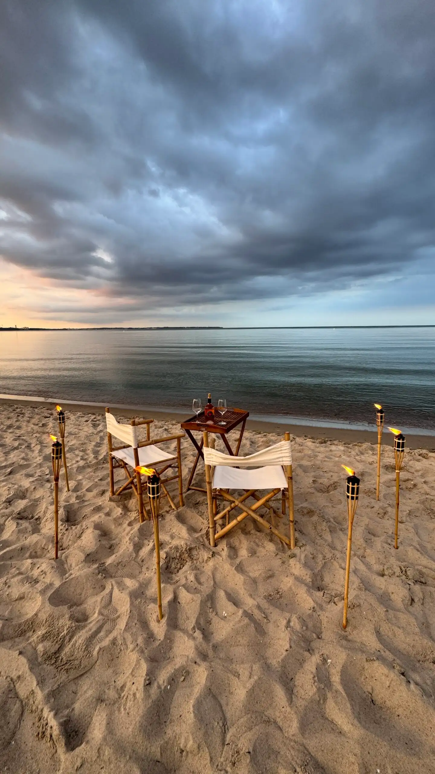 Romantisches Dinner am Strand bei Sonnenuntergang