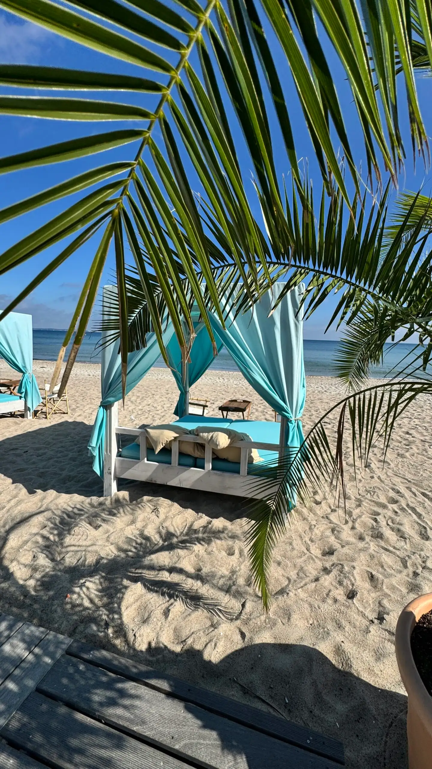 Daybeds mit Baldachin am Strand von Scharbeutz