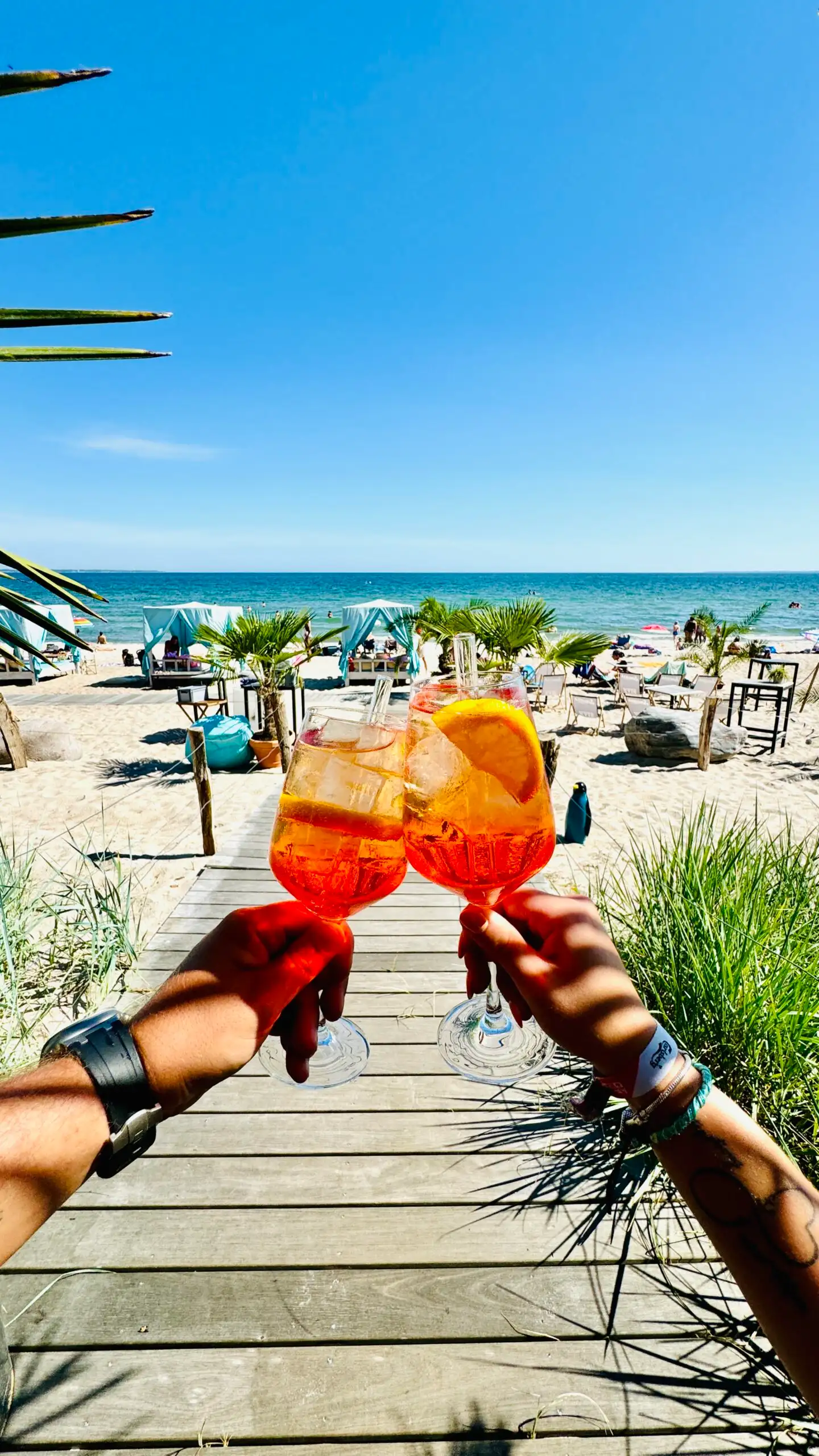 Aperol Spritz am Strand mit Blick auf die Ostsee