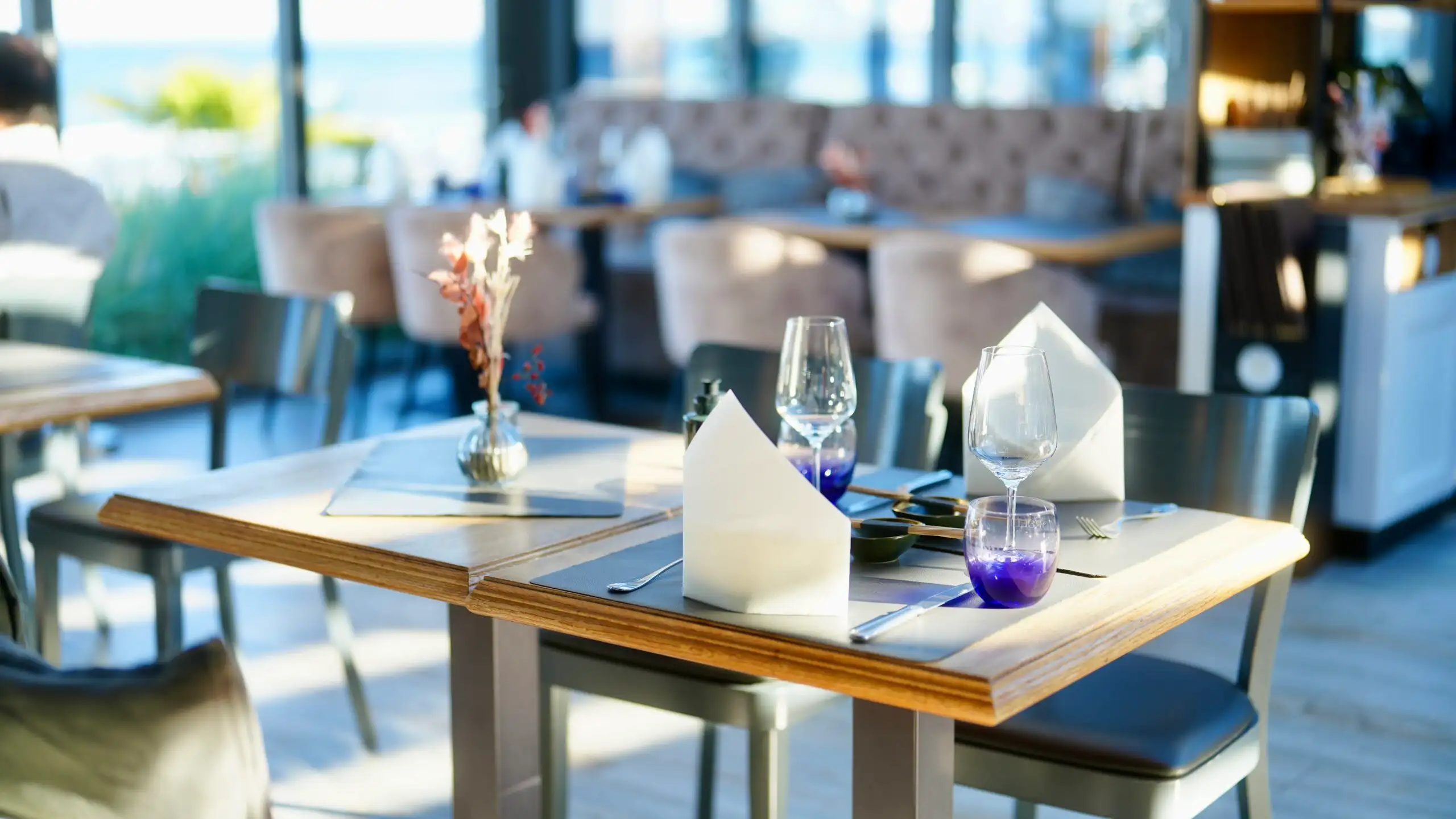 Eingedeckter Tisch mit Meerblick im Hamptons Scharbeutz