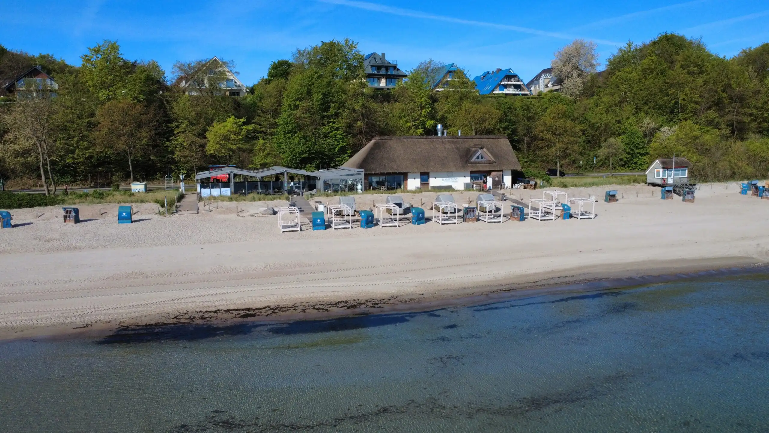 Luftaufnahme des Hamptons Scharbeutz am Strand