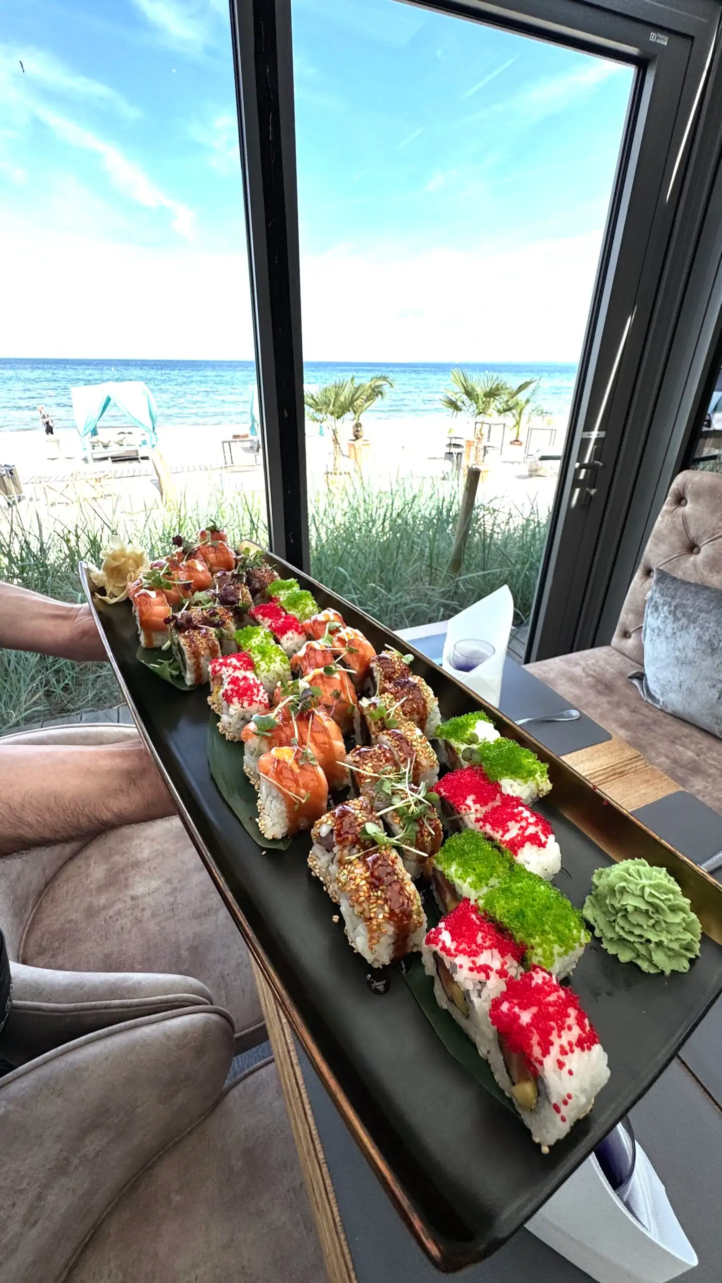 Sushi-Platte mit Blick auf den Strand von Scharbeutz