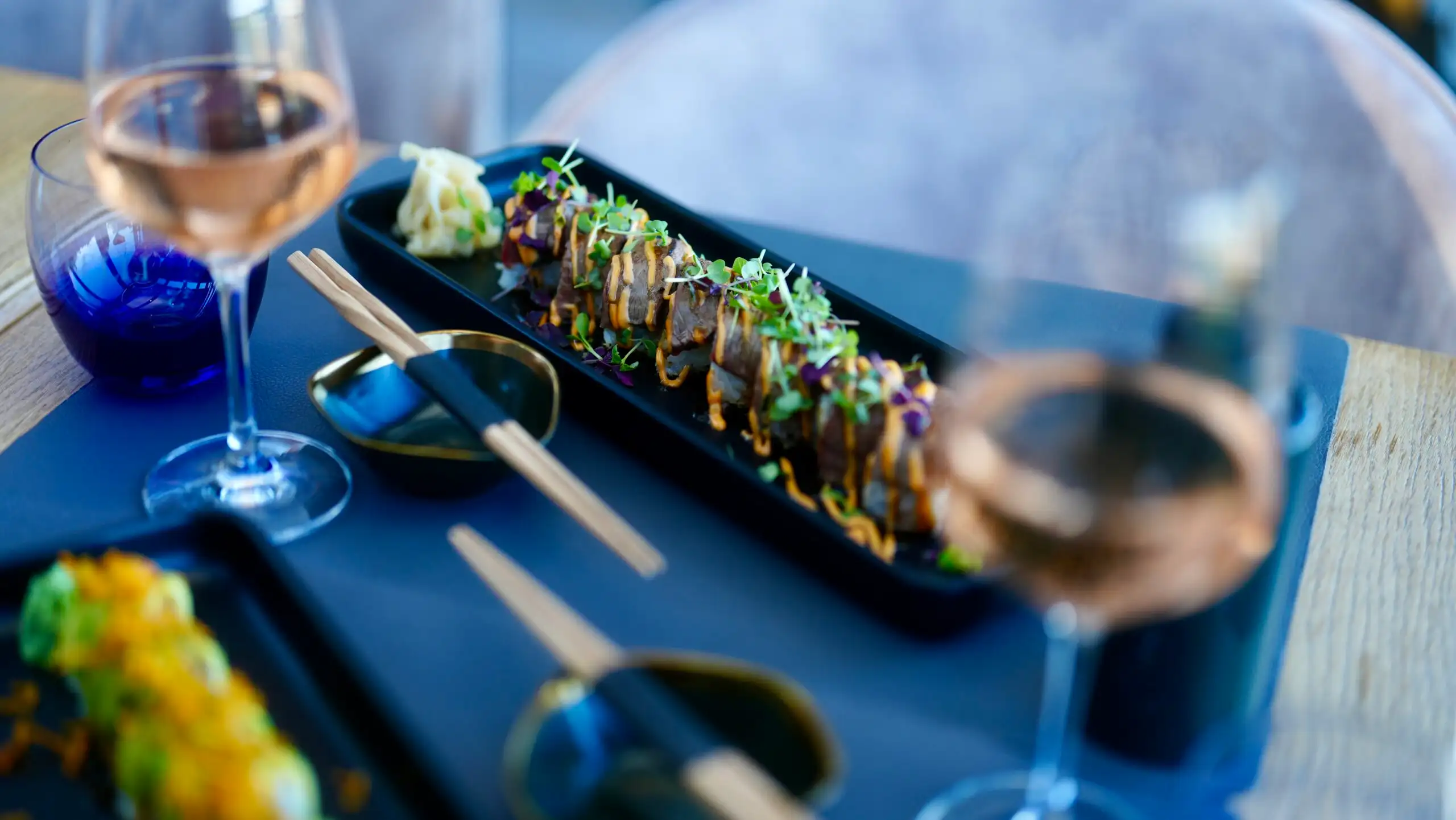 Sushi-Kreation mit Roséwein im Hamptons Scharbeutz
